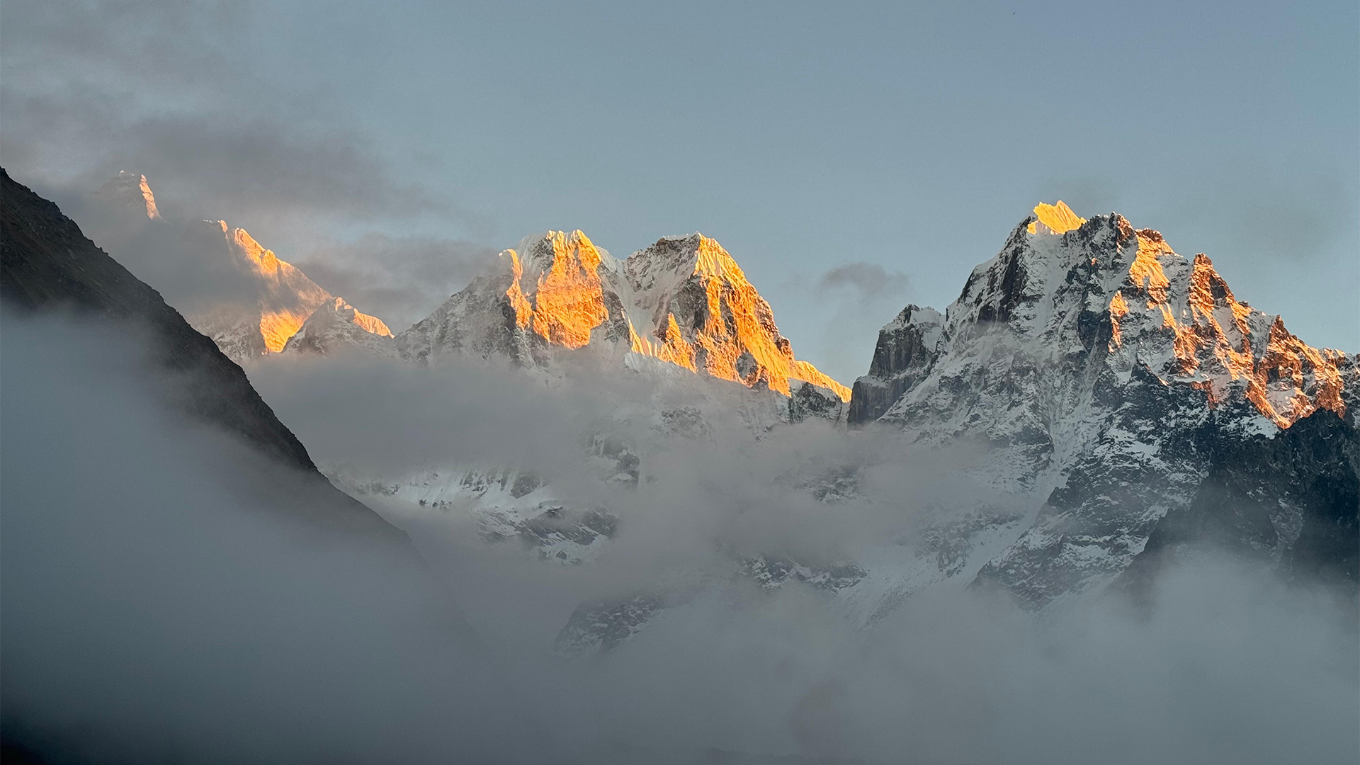 Sunrise on Kanchenjunga snow peaks above a sea of cloud